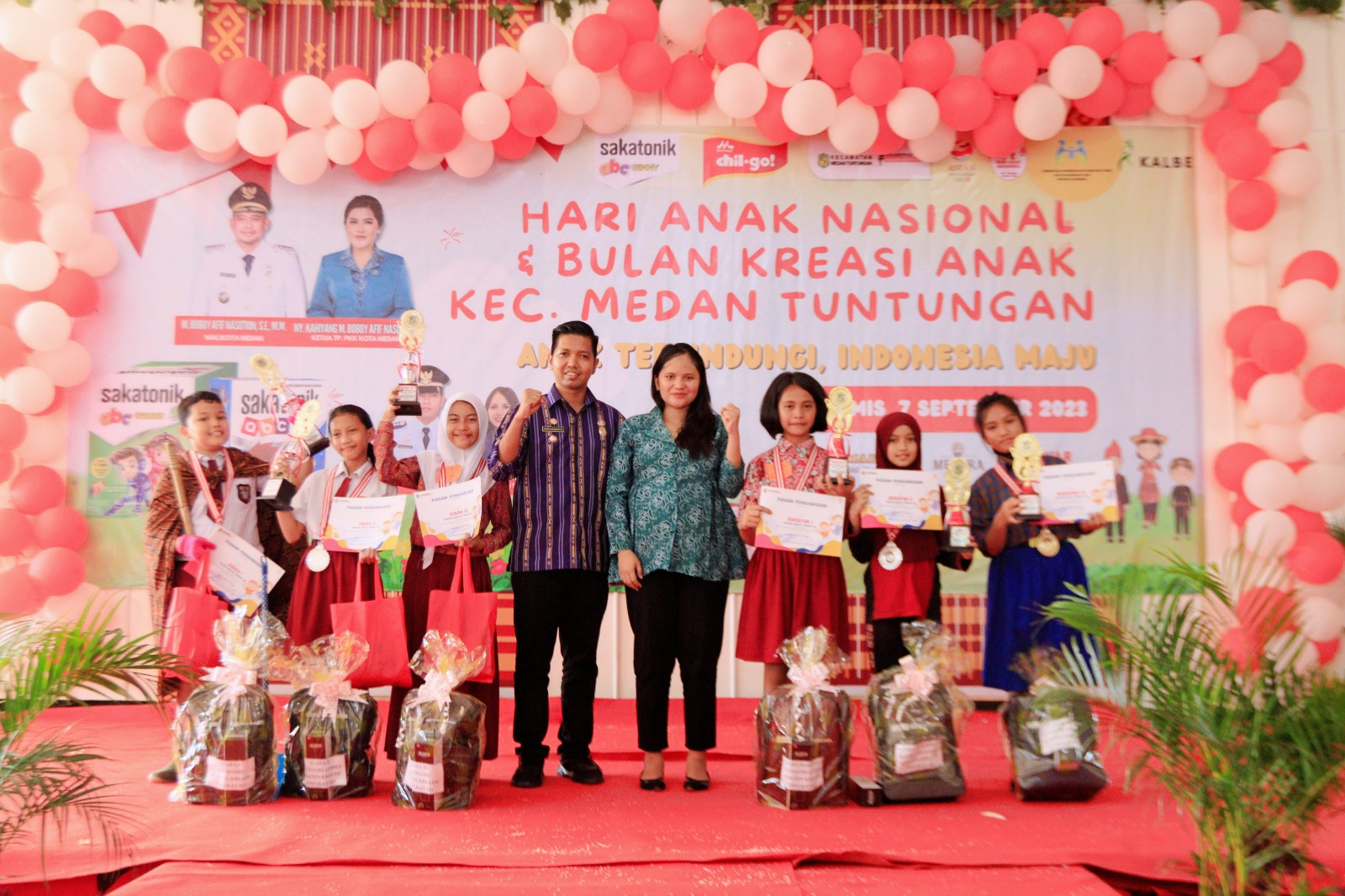 Camat Serahkan Penghargaan Pada Pemenang Lomba Bulan Kreasi Anak